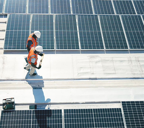 Pannelli solari da 200 kW sul tetto, team di ingegneri in manutenzione in Sud Africa